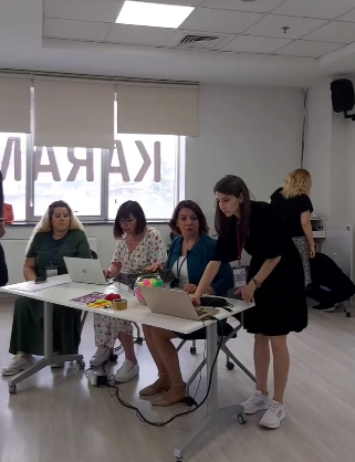 Dünya'da ve Türkiye'de bir ilk olarak Emotion Coaching Türkiye Enstitüsü ve Emotion Coaching İngiltere Enstitüsü ortak bir eğitimde buluştu.